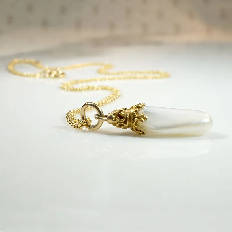 Glossy Baroque Pearl Pendant Crowned in Gold